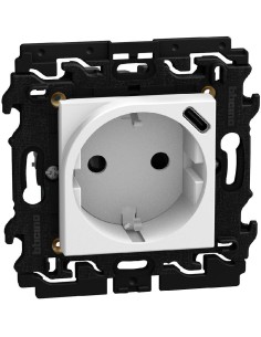Bticino Контакт ШУКО 2P+E 16A + USB тип C 1.5A 7.5W с носеща рамка 2 мод. цвят Бял Light Now Bticino YW4141USB - Цена | LEDs4eco